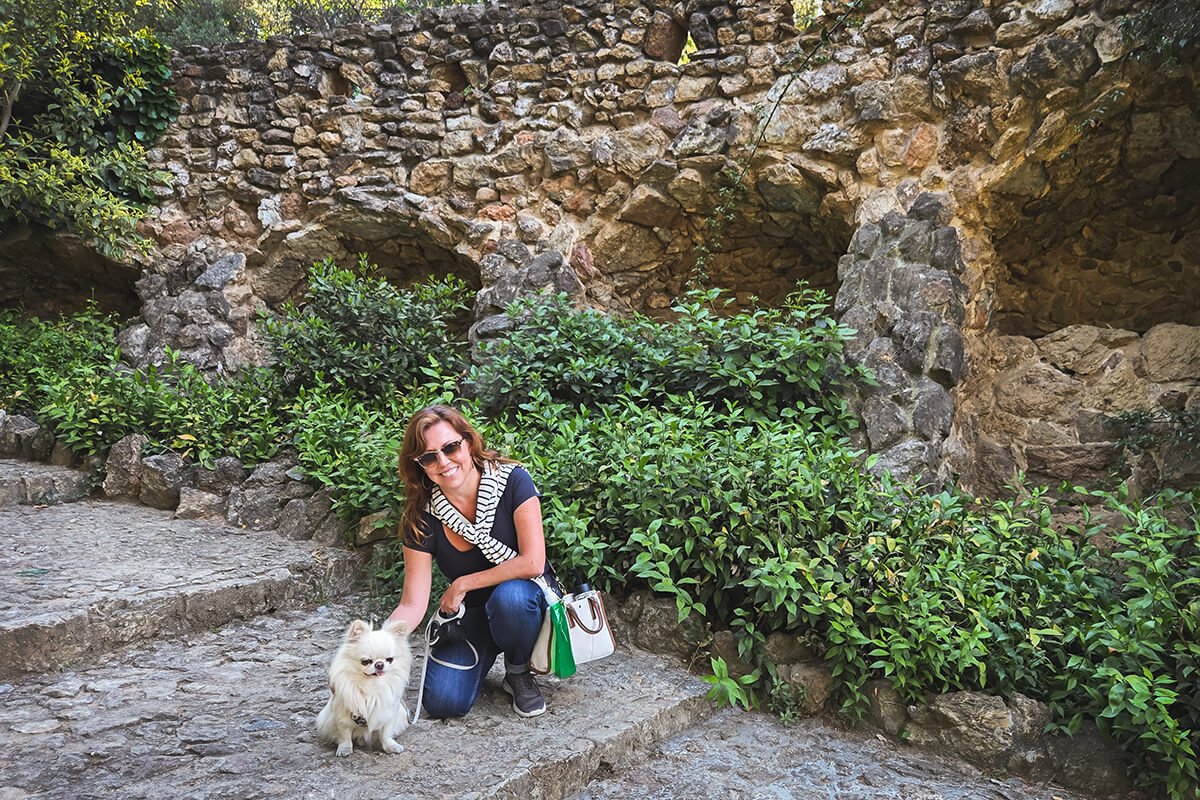 You are currently viewing The Ultimate Park Guell Pet-Friendly Guide: Can You Visit It With a Dog?